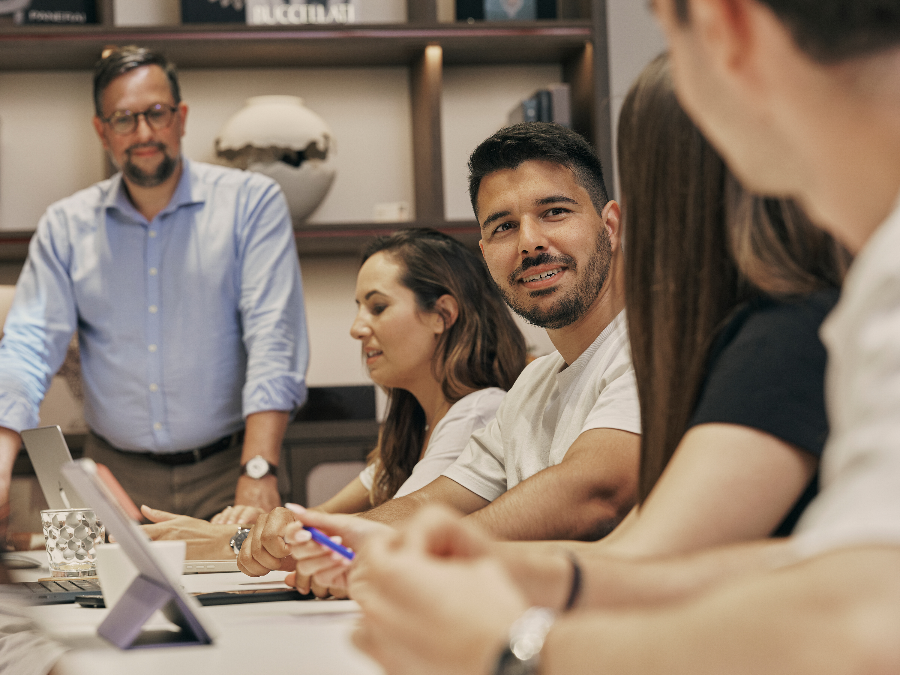 Participants et formateur réunis autour d’une table lors d’une formation de la FHH Academy