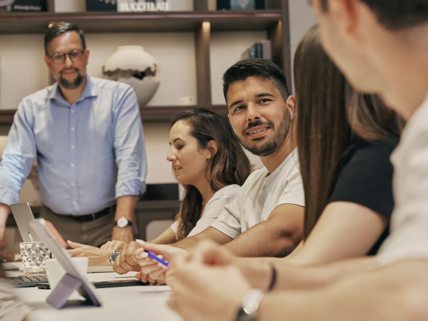 Participants et formateur réunis autour d’une table lors d’une formation de la FHH Academy