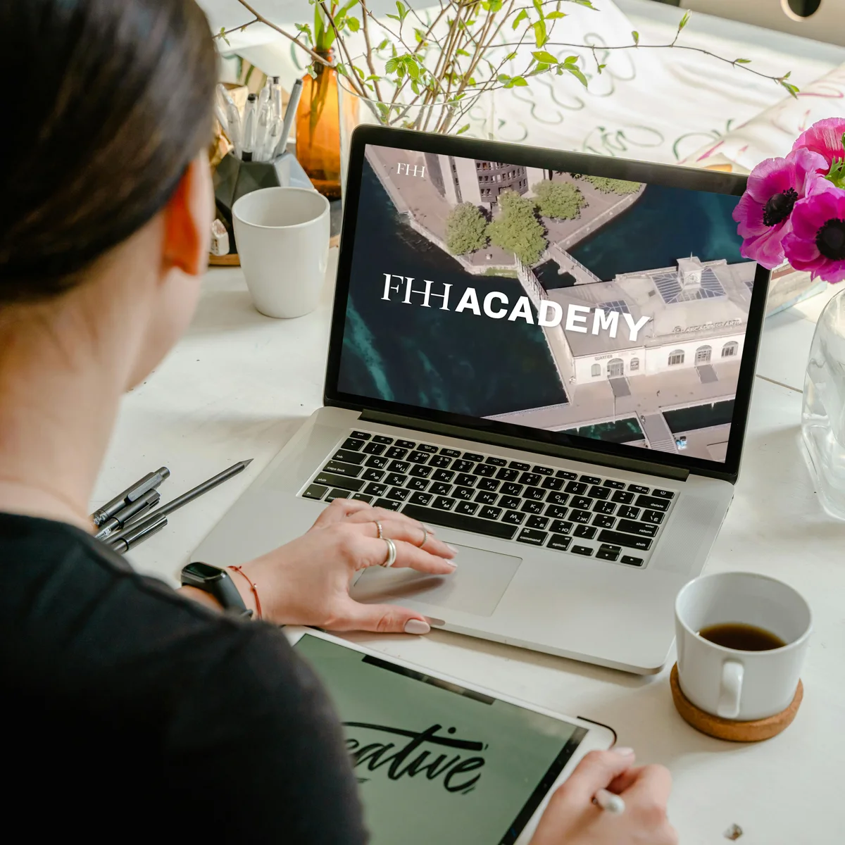 Une participante suit un cours vidéo de la FHH Academy sur ordinateur