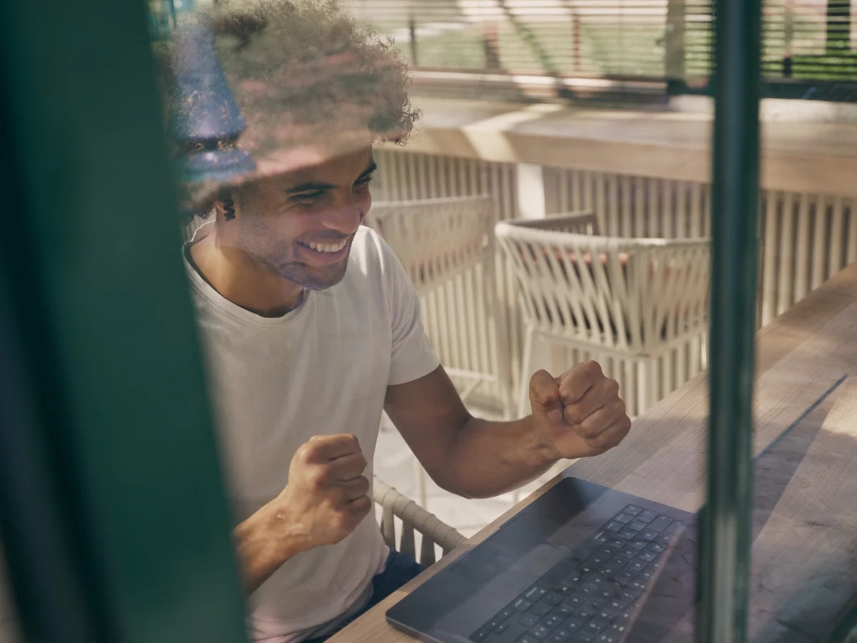 Un participant souriant devant son ordinateur lors d’une session FHH Academy en 2026